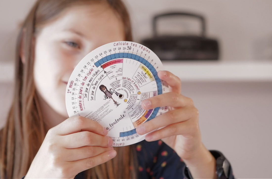 jeune fille ado qui tiens le calendrier de règles ma louloute jeune fille ado qui tiens le calendrier de règles ma louloute